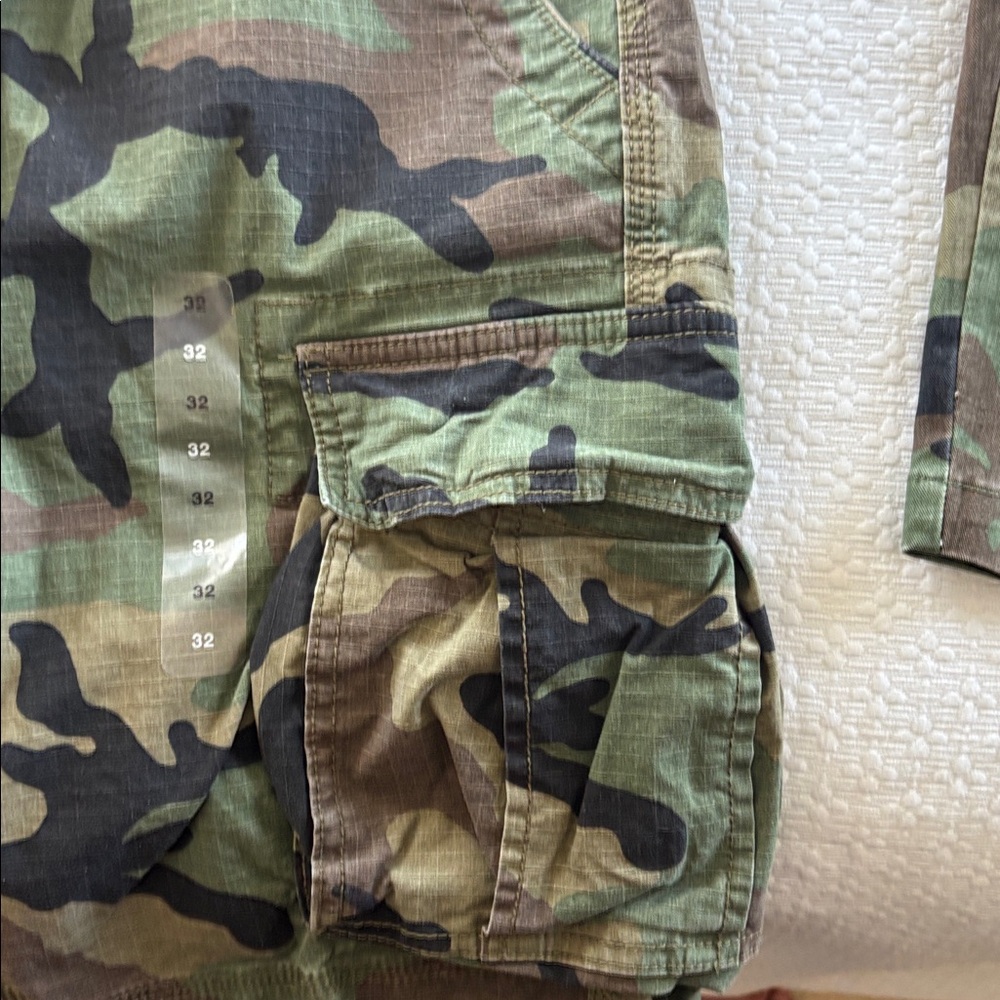 GAP Green Camouflage Cargo Shorts - Picture 8 of 10